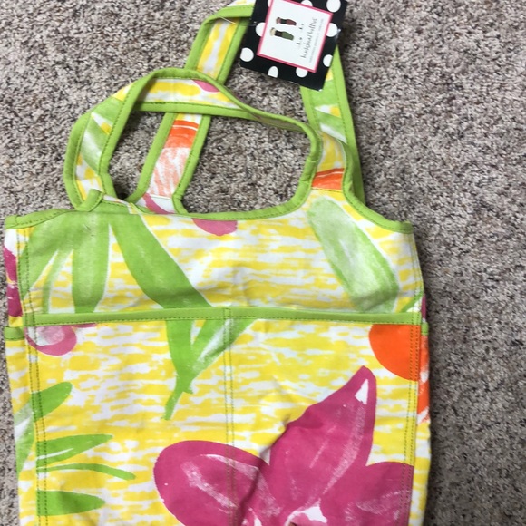 NWT adorable tote w/waterproof. Large pockets - Picture 2 of 6
